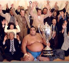 (2)Musashimaru wins aumumn sumo tourney